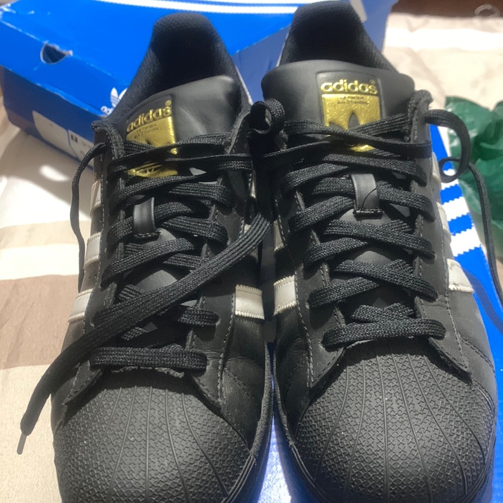 Good condition black and white she’ll top addias. With original box